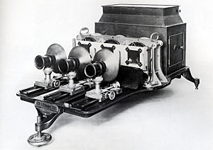 an old illustration of a projector with 3 holders and 3 lenses for projecting trichromy pictures