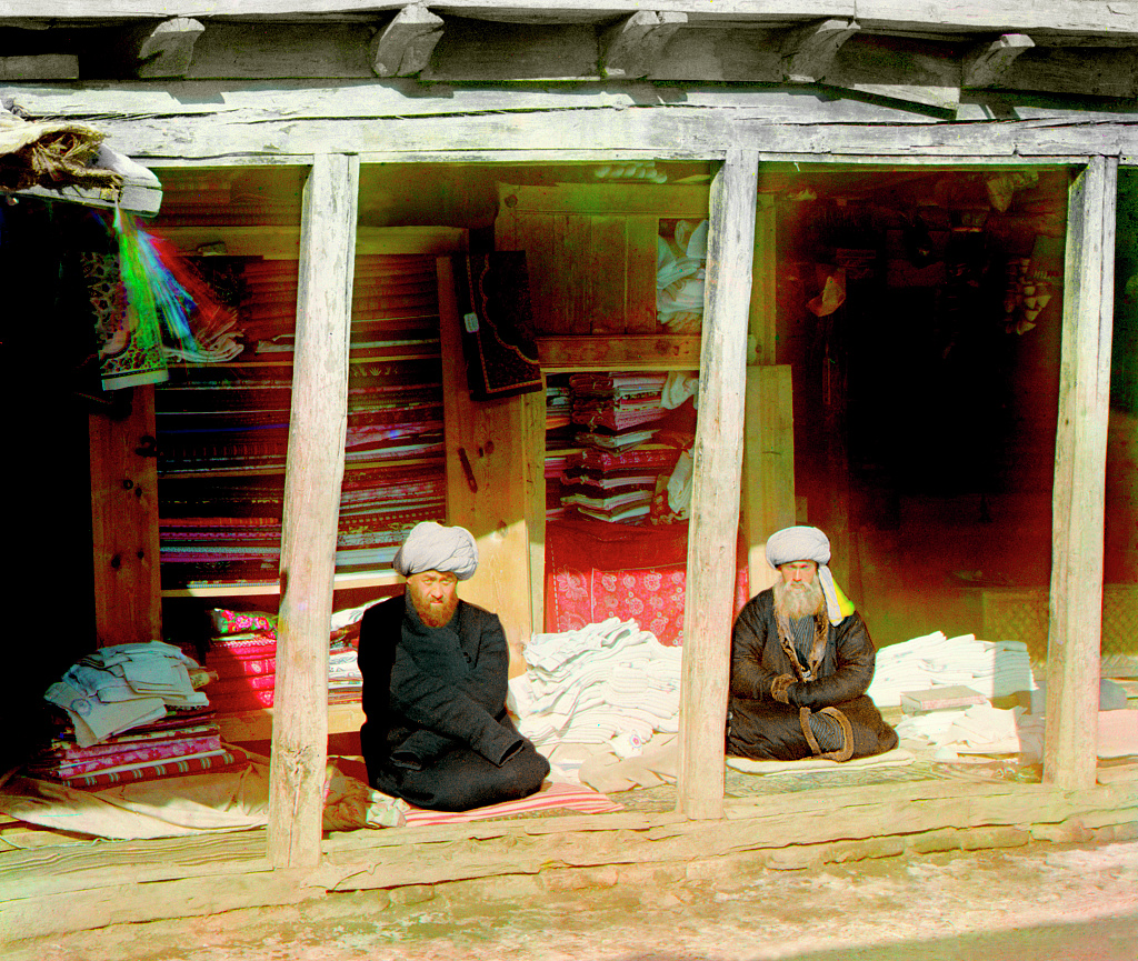 a trichromy by Prokudin-Gorsky showing 2 seated men wearing turbans.